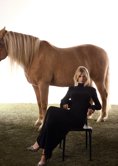 Robe longue noire froncée