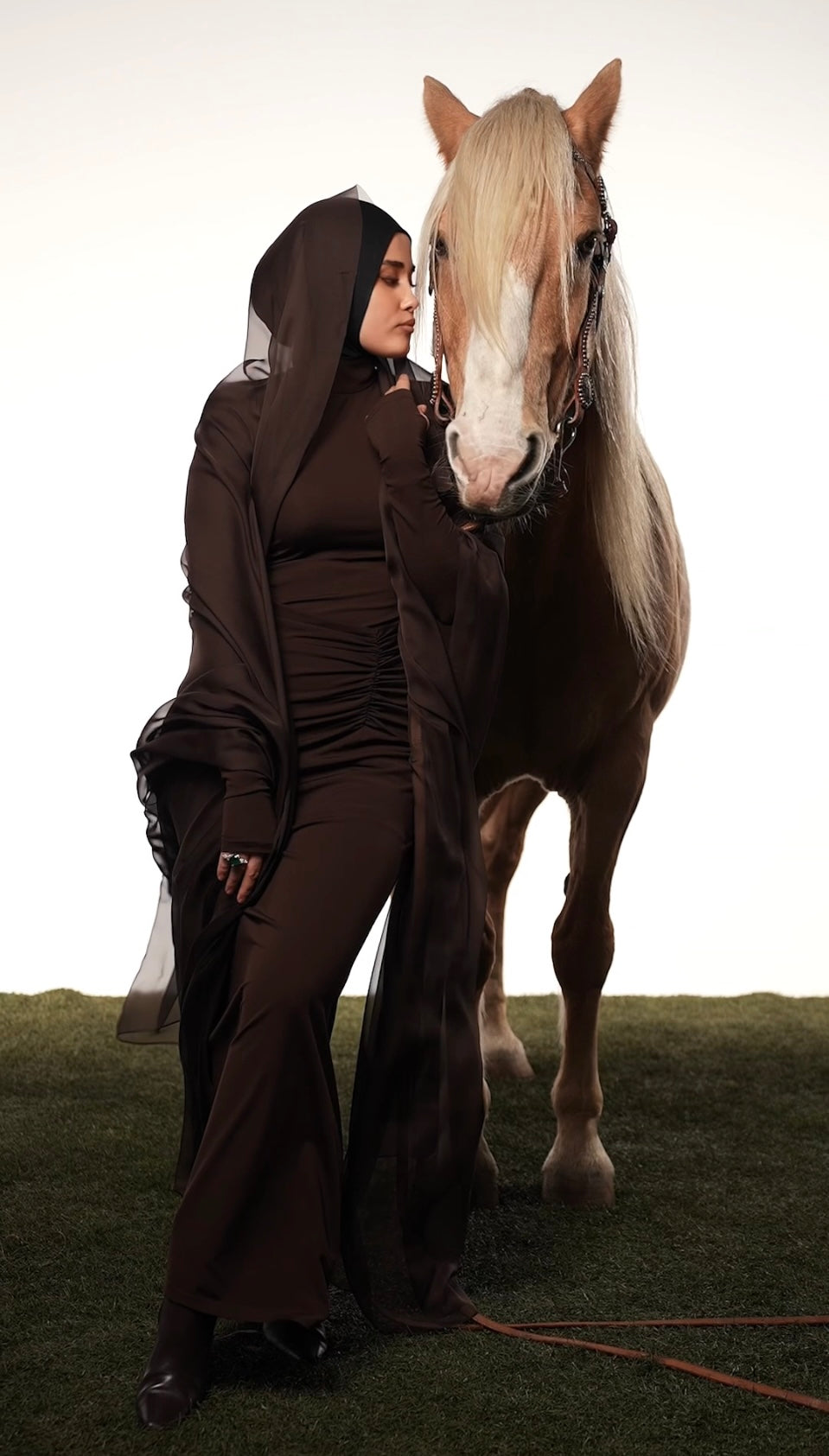 Robe longue marron foncée