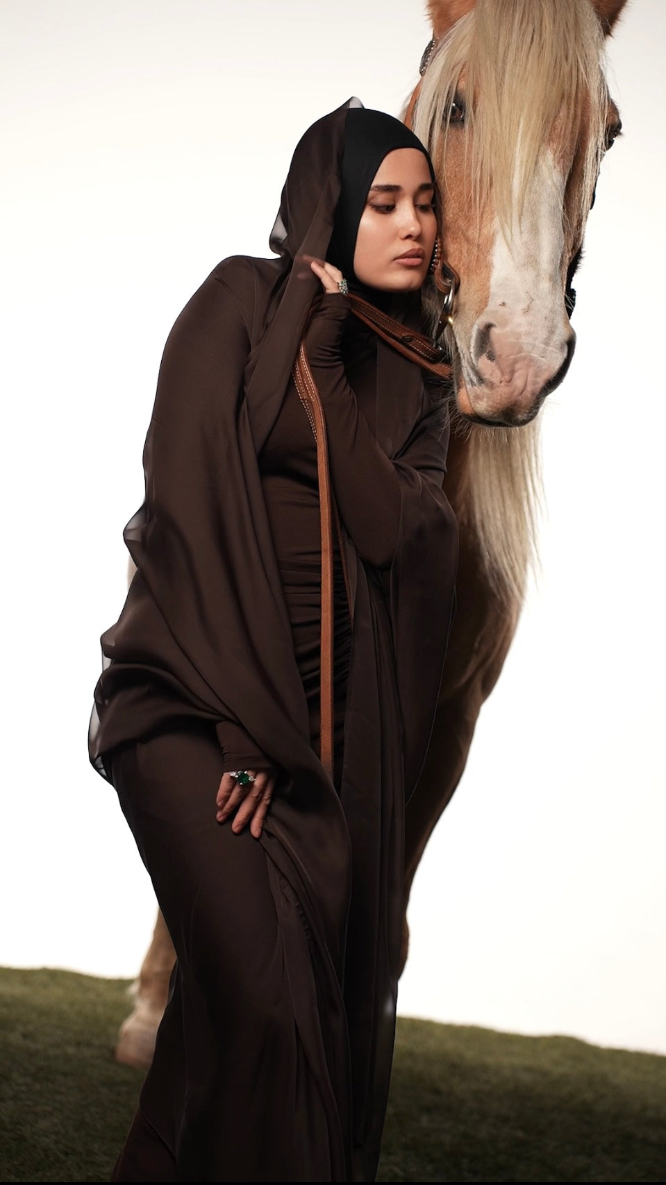 Robe longue marron foncée